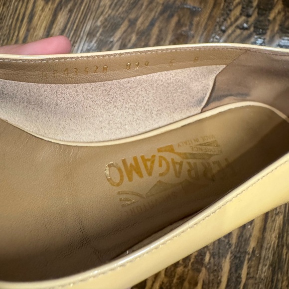 Salvatore Ferragamo vara bow pumps - Picture 2 of 9
